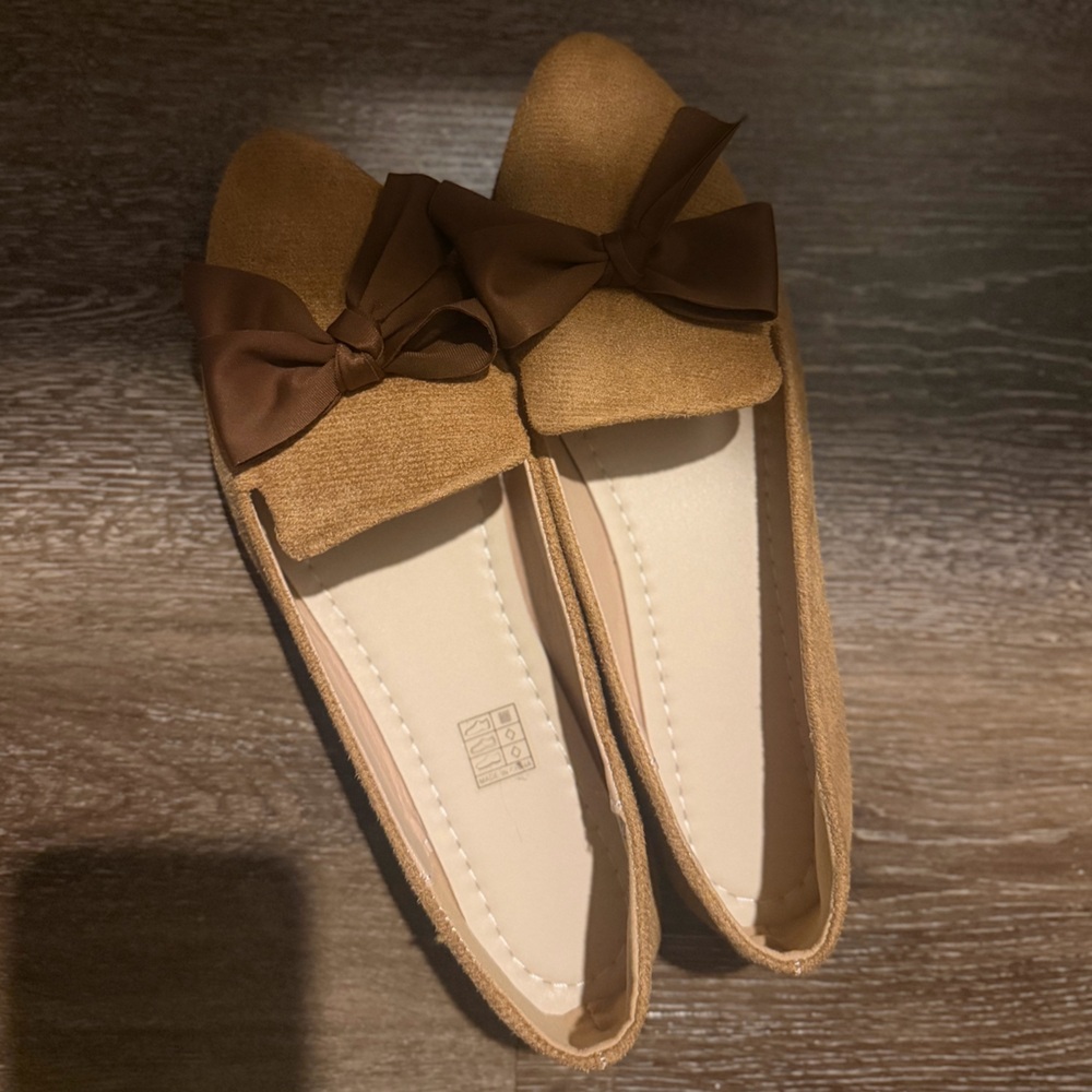 Women’s Tan Suede Ballet Flats with Bow 
NEW never wear!